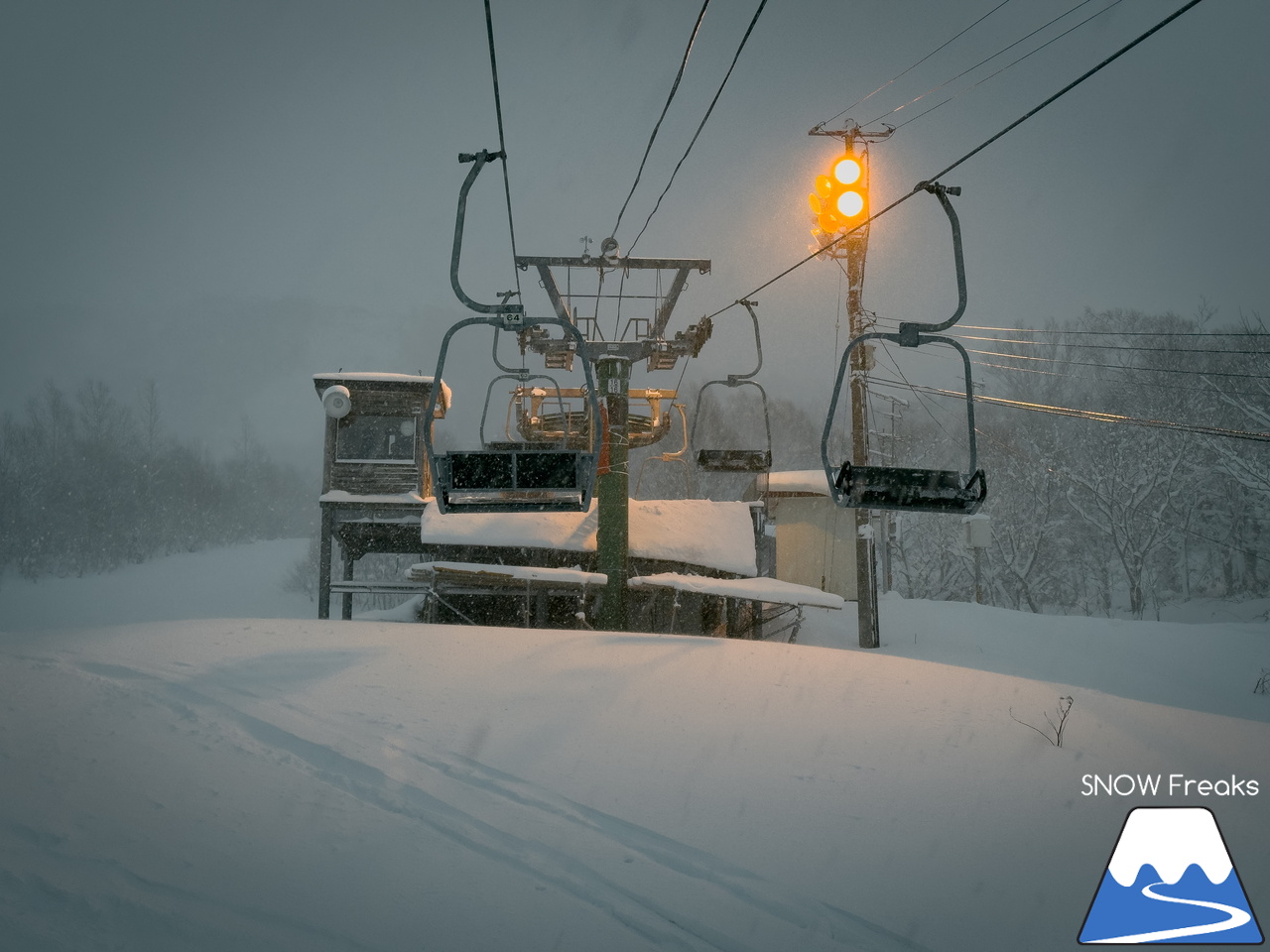 音威富士スキー場｜気が付けばナイター照明が灯り、夕暮れ滑走。プライベート感覚で滑れる道北のローカルゲレンデ！
